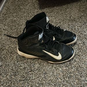 Boys size 5 Nike baseball cleats